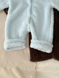 Primer plano detalle de mameluco de forro polar para bebe, textura suave, pantalon calido.