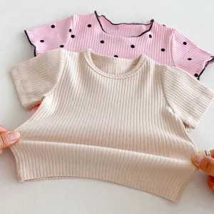 Vue détaillée de t-shirts pour bébé côtelés montrant une haute élasticité et douceur.