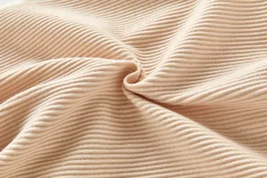 Weiches Rippenstrick Stoff Detail Nahaufnahme fuer bequemes Baby Bekleidung Material.