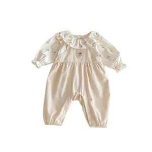 Bellissimo completo neonata con camicetta floreale a manica lunga e salopette autunnale.