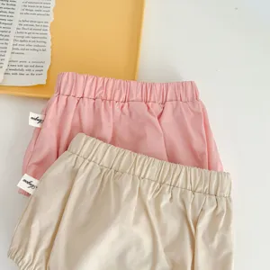 Vista dettagliata del set di pantaloncini per neonati carini con vita elastica rosa e beige.