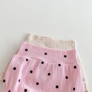 Détail de short tricoté côtelé pour bébé, joli design à pois pour les nouveau-nés au quotidien.