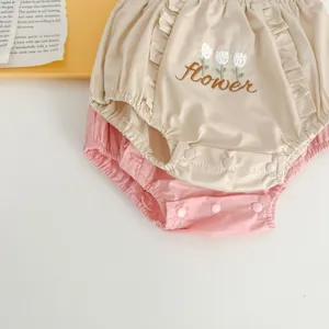 Simatico set di pantaloncini da neonato in cotone morbido con ricami floreali.