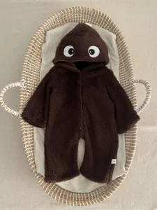 Lindo mameluco de peluche marrón para bebé con capucha, tela suave con grandes ojos, cálido.