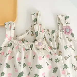 Dettaglio top con bretelle floreali per neonati, grazioso design, tessuto morbido.