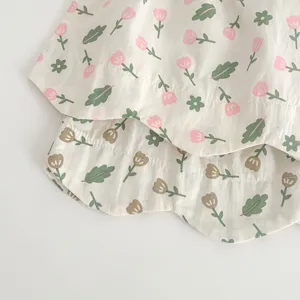 Vista dettagliata del tessuto in cotone con stampa tulipani e doppio orlo smerlato.