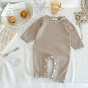 Baby Langarm Waffelstrick Strampler mit Spitze Rüschen und praktischen Druckknöpfen.