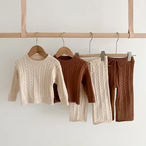 Detailansicht des Baby Strickpullover und Hosen Sets in schönen Beige und Braun Tönen.