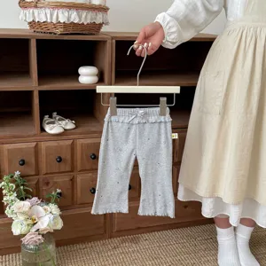 Pantalon flare côtelé gris pour bébé, détail imprimé smiley mignon avec nœud ruban.