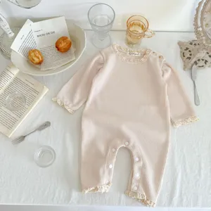 Baby Langarm Strampler aus Waffelstrick mit feiner Spitzenborte für den Alltag.