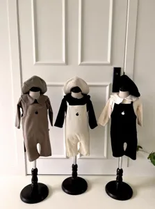 Herfst baby wafel tuinbroek set met baret en schattige appel print voor jongens en meisjes.