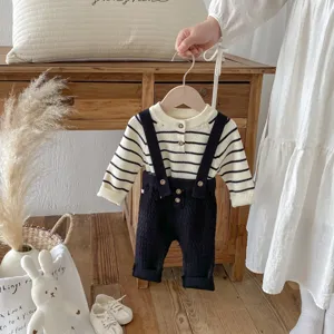 Set maglione lavorato a maglia autunnale e pantaloni con bretelle per neonati, rigato.