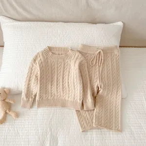 Babys Strick Zopfmuster Pullover und Hose Set, einfarbiges Kleinkind Zweiteiler Detail.