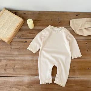 Baby Waffel Romper im koreanischen Stil mit Spitzenkragen Langarm Babybody Detailansicht.