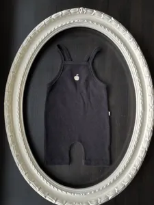 Schattige baby wafelbreisel tuinbroek romper met zoete appel borduurwerk voor herfst.