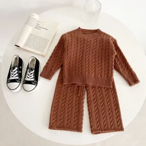 Detailansicht Babypullover und Hosen Set, weicher brauner Strick Zweiteiler für Kleinkinder.
