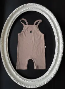 Baby wafelbreisel romper met schattige appelprint, comfortabele en veelzijdige stijl dagelijks.