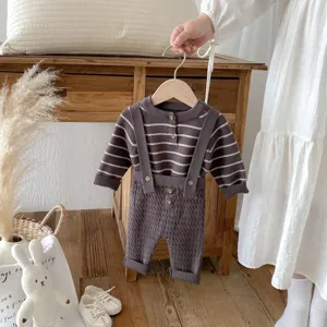 Set maglione in maglia e pantaloni con bretelle per neonato autunnale, rigato scollo a giro.