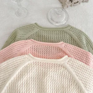 Cardigan en tricot ajouré unicolore pour bébé, manteau de protection solaire doux détail.