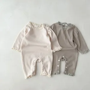 Süßes Baby Waffelstrick Langarm Strampler mit zartem Spitzenkragen, weicher Bodysuit.
