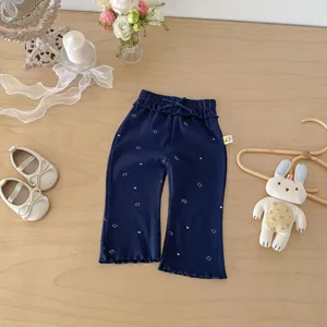 Vue détaillée du pantalon évasé mignon pour bébé fille avec nœud et imprimé en coton.
