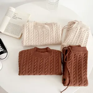 Babys Strickpullover und Hosen Set, Detailansicht des kuscheligen Kleinkind Outfits.