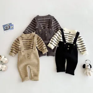 Set maglione di maglia e pantaloni con bretelle per neonato, vestito a righe comodo autunnale.