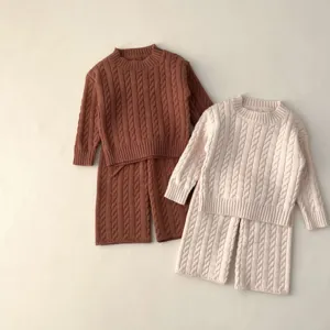 Babies Strickset im feinen Zopfmuster, bequemer Langarmpulli mit passender Hose im Detail.