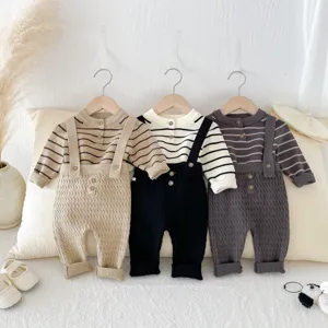 Vista dettagliata del set maglione a righe e pantaloni con bretelle in maglia per neonato.