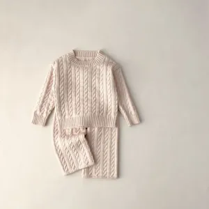 Babypullover und Hosen Set Strick Zopfmuster, weiches Material, süßes Outfit für Babymädchen.
