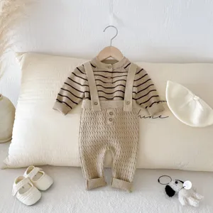 Set maglione a righe e pantaloni con bretelle in maglia da neonato dettaglio caldo.