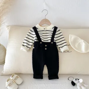 Delizioso completo con maglione in maglia e salopette per neonato, top a righe con bretelle.