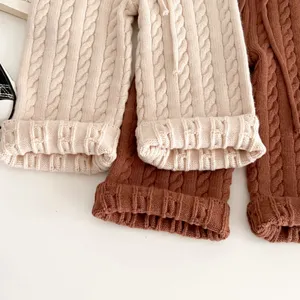 Nahaufnahme der Zopfmuster Babyhosen Textur, bequeme Baumwollmischung, süße Kleinkinderkleidung.