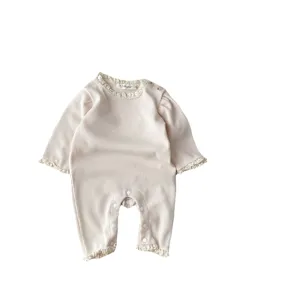 Baby Waffelstrick Strampler mit zarter Spitzenborte, bequemer Langarm Body für Kleinkinder im Alltag.
