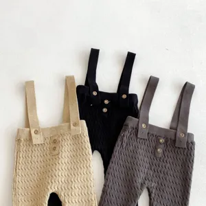 Dettaglio pantaloni con bretelle per neonati in maglia, salopette morbida autunno bimbi