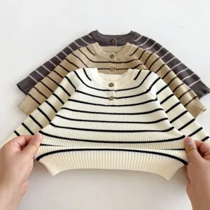 Vista dettagliata di un maglione a righe per neonati in maglia con bottoni ed elasticità.