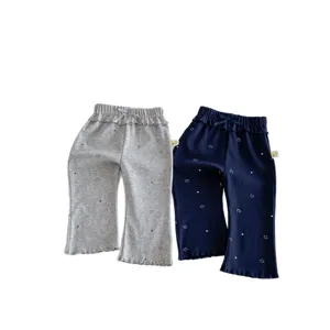 Joli pantalon évasé en coton pour bébé fille avec imprimé mignon et nœud, confortable.