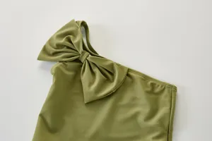 Stijlvolle one-shoulder badpak top met grote strik, prachtige olijfgroene zwemkleding.