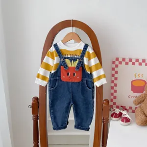 Baby Jeans Latzhose und gestreiftes T-Shirt Set, süßes Pommes Frites Taschendesign, Alltag.