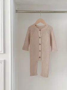 Baby Langarm Strickoverall Detailansicht, weicher Rippstrick Stoff, süße Babykleidung.