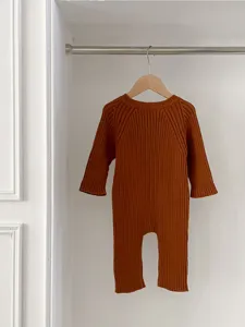 Gerippter Baby-Strampler im Detail, weiches Langarm-Design für Babys, gemütliche Alltags-Herbstkleidung.