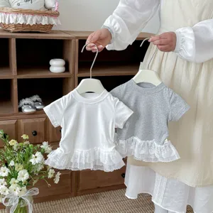 Détail de t-shirt d'été pour fille, jolie bordure en dentelle, tissu en coton doux.