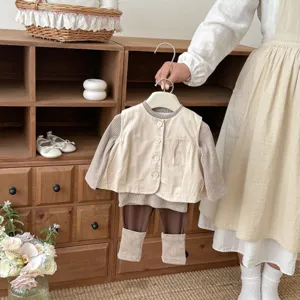 Vue détaillée de l'ensemble 3 pièces de printemps pour tout-petit avec gilet et pantalon.