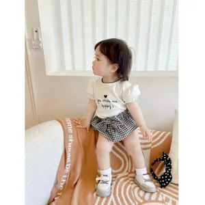 Ensemble d'été pour bébé fille avec short à carreaux et t-shirt graphique mignon.