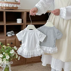 Vue détaillée du t-shirt manches courtes pour enfant avec bordure en dentelle blanche.