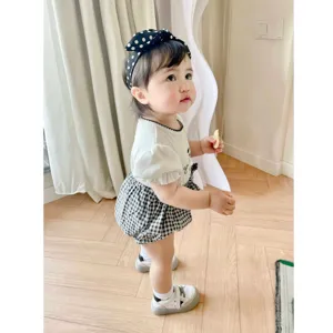 Joli short bouffant à carreaux pour bébé fille avec haut blanc, confortable et élégant au quotidien.