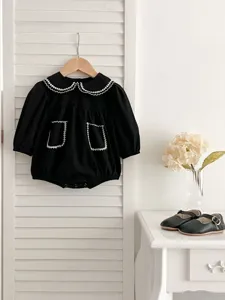 Romper per neonati nero a maniche lunghe con colletto in pizzo bianco e tasche.