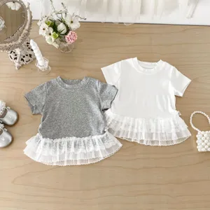 Détail t-shirt fille manches courtes volant dentelle, joli haut coton été, gris et blanc.