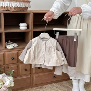 Ensemble trois pièces de printemps pour bébé, gilet tendance, haut tricoté et leggings marron.