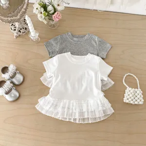 Vue détaillée du t-shirt manches courtes fille avec ourlet en dentelle, top d'été rafraîchissant.